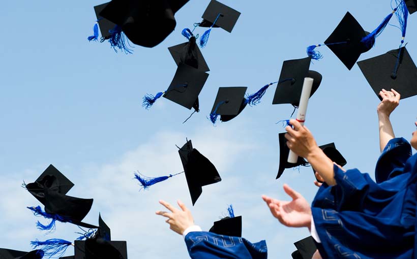 Frasi Di Auguri Per Laurea Simpatiche E Divertenti Biglietto Di Congratulazioni Corretta Informazione